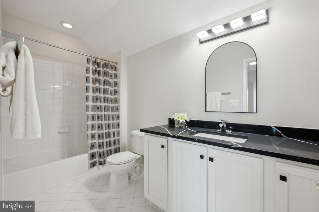 228 N SUMMIT AVENUE Unit: 27-228