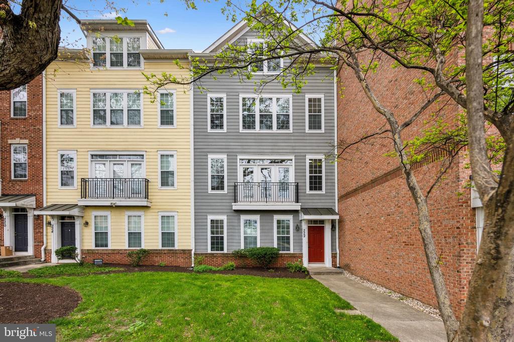 228 N SUMMIT AVENUE Unit: 27-228