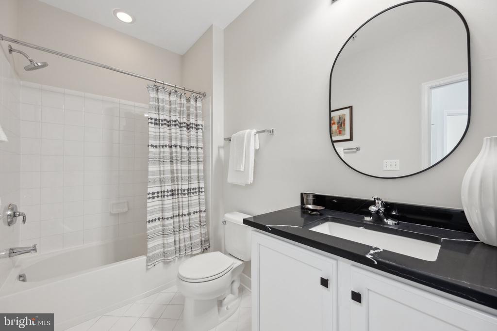 228 N SUMMIT AVENUE Unit: 27-228