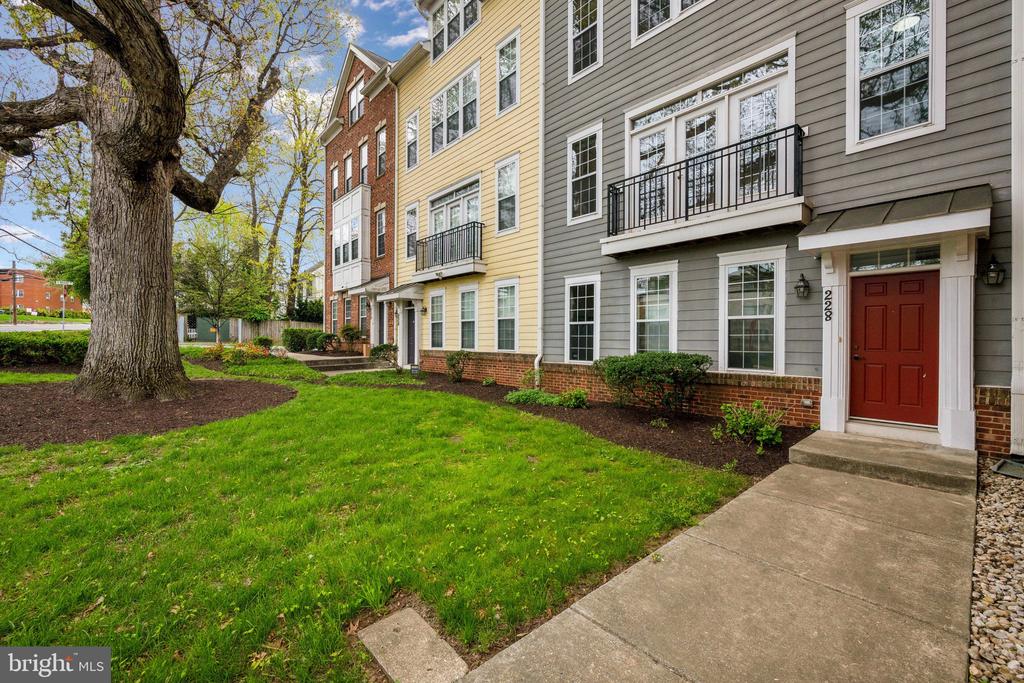 228 N SUMMIT AVENUE Unit: 27-228