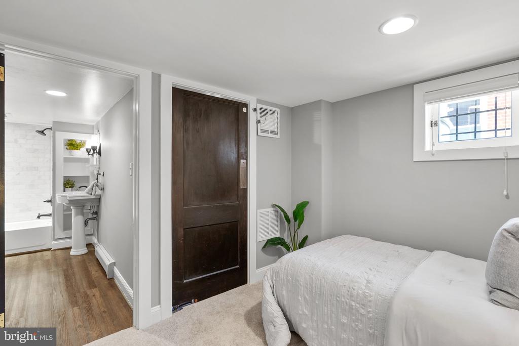 803 ISLINGTON STREET