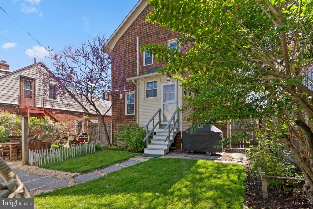 803 ISLINGTON STREET