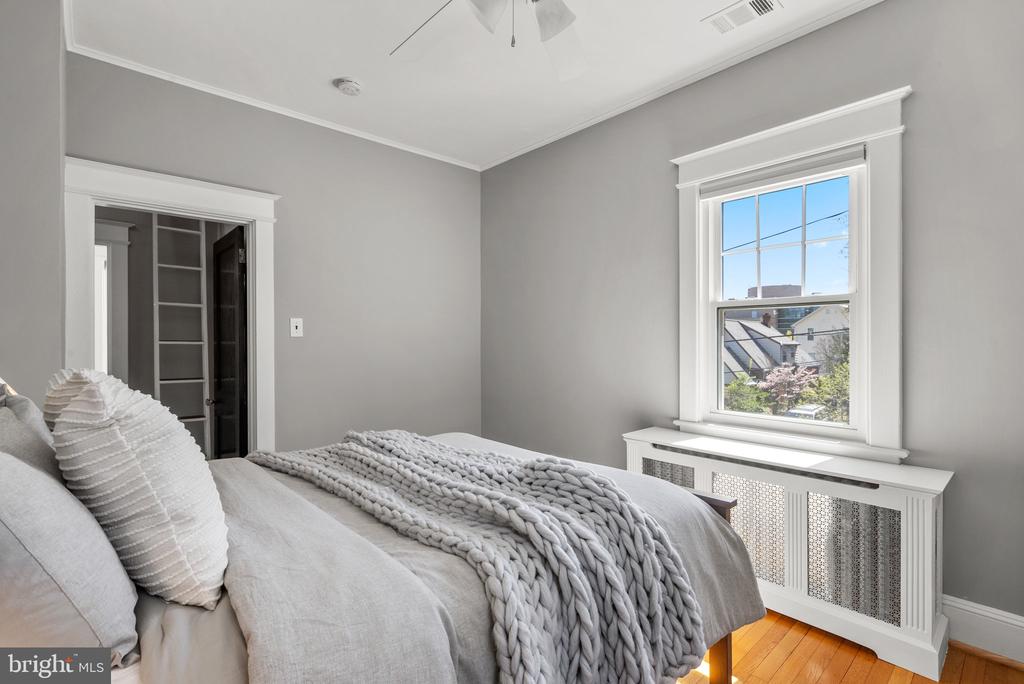 803 ISLINGTON STREET