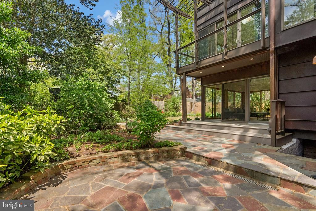 1104 MERWOOD DRIVE