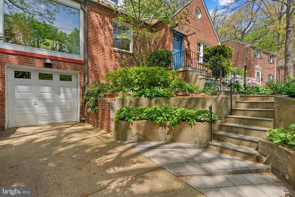 1104 MERWOOD DRIVE