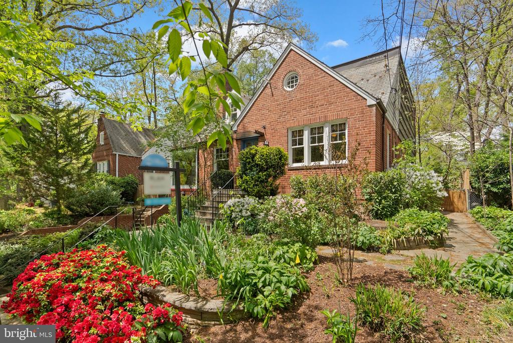 1104 MERWOOD DRIVE