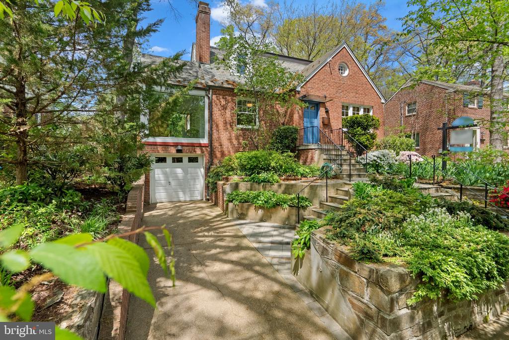 1104 MERWOOD DRIVE