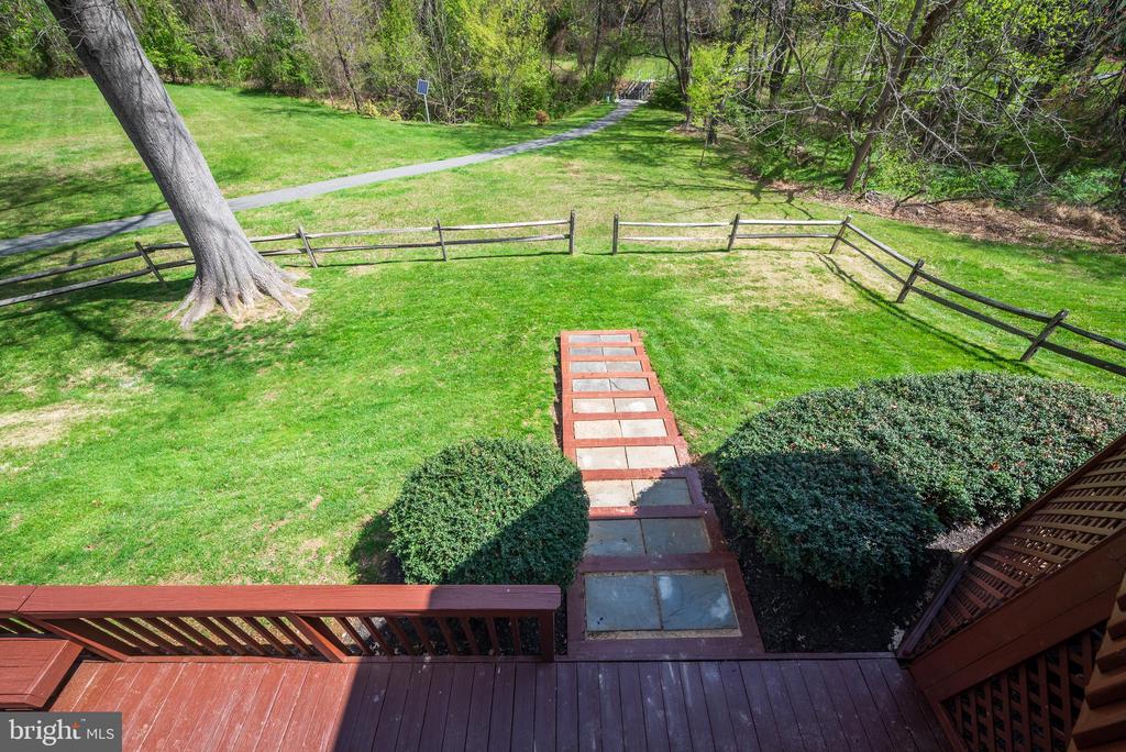 10 FULLVIEW COURT