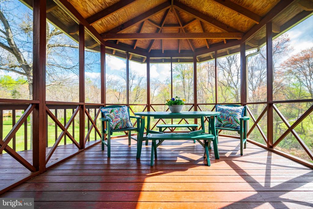 10 FULLVIEW COURT