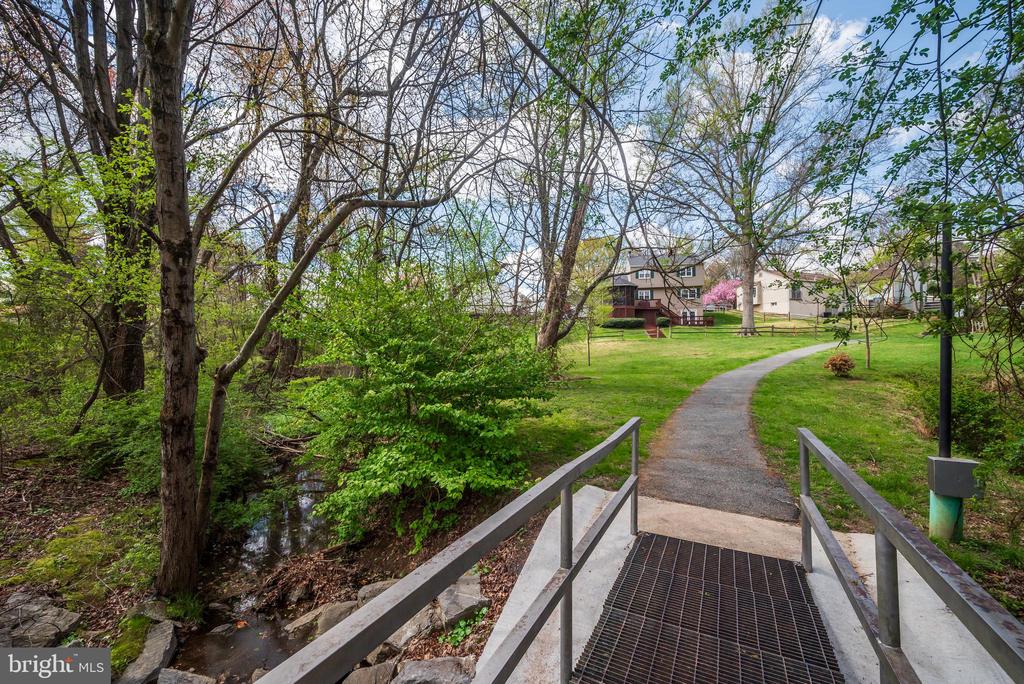 10 FULLVIEW COURT