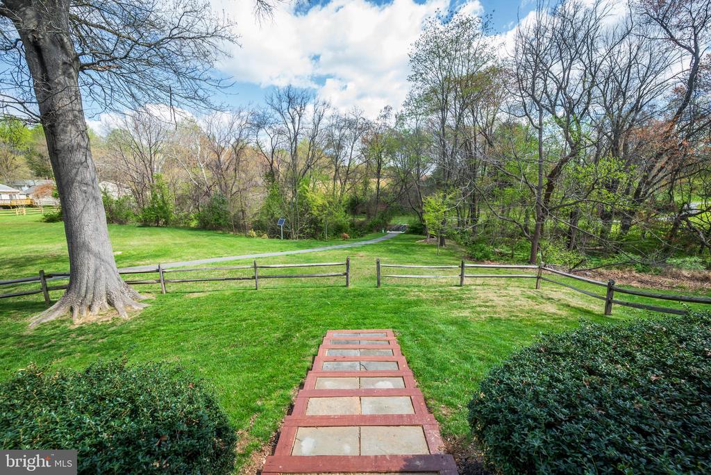 10 FULLVIEW COURT
