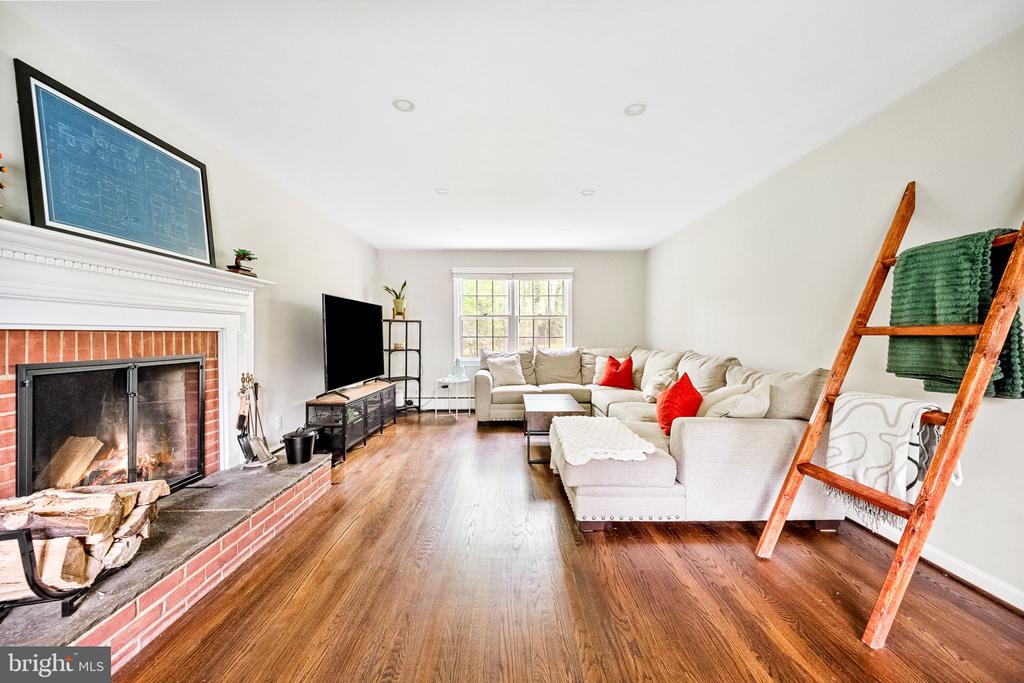 18801 WOODWAY