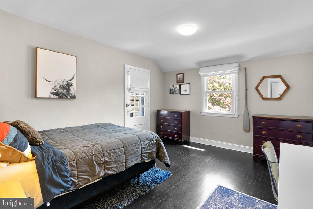 221 WILLIAMSBURG DRIVE
