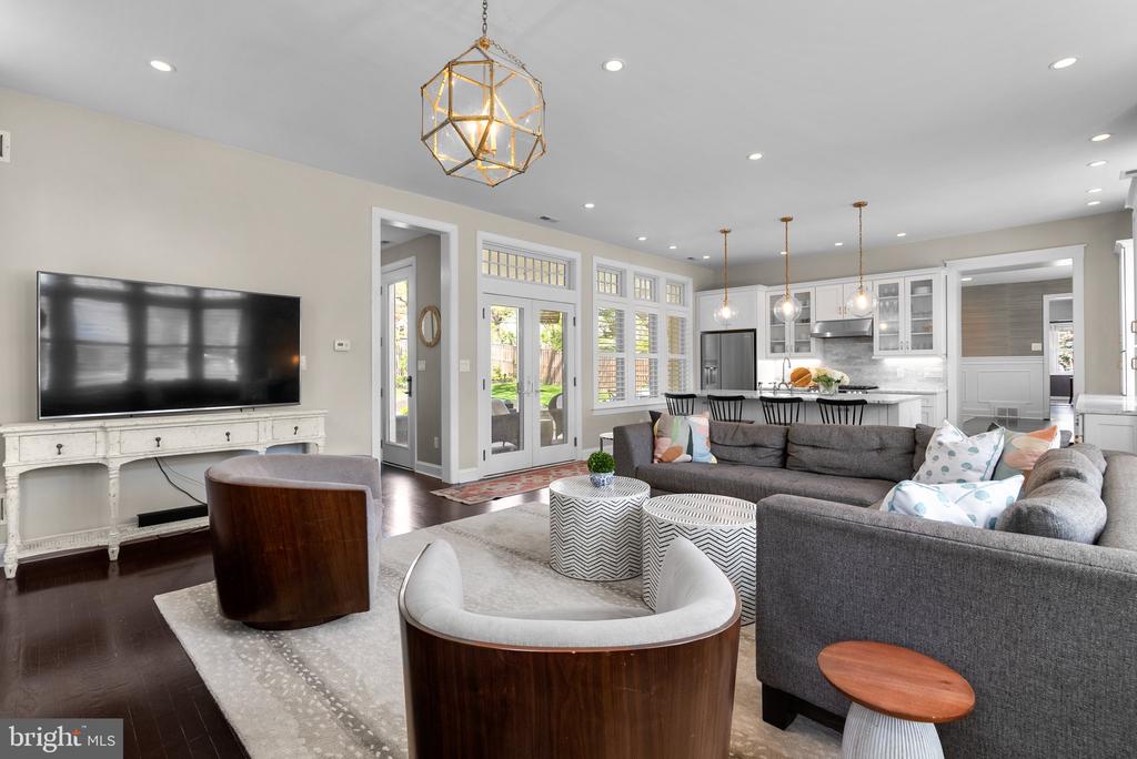 221 WILLIAMSBURG DRIVE