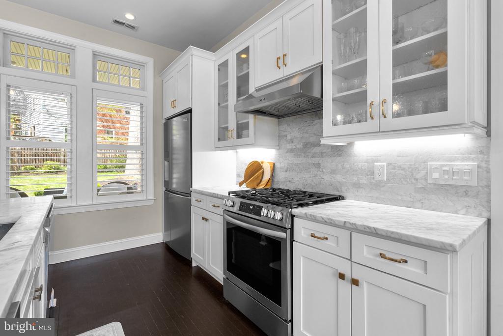 221 WILLIAMSBURG DRIVE