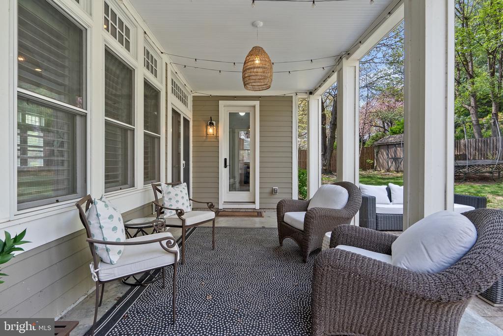 221 WILLIAMSBURG DRIVE