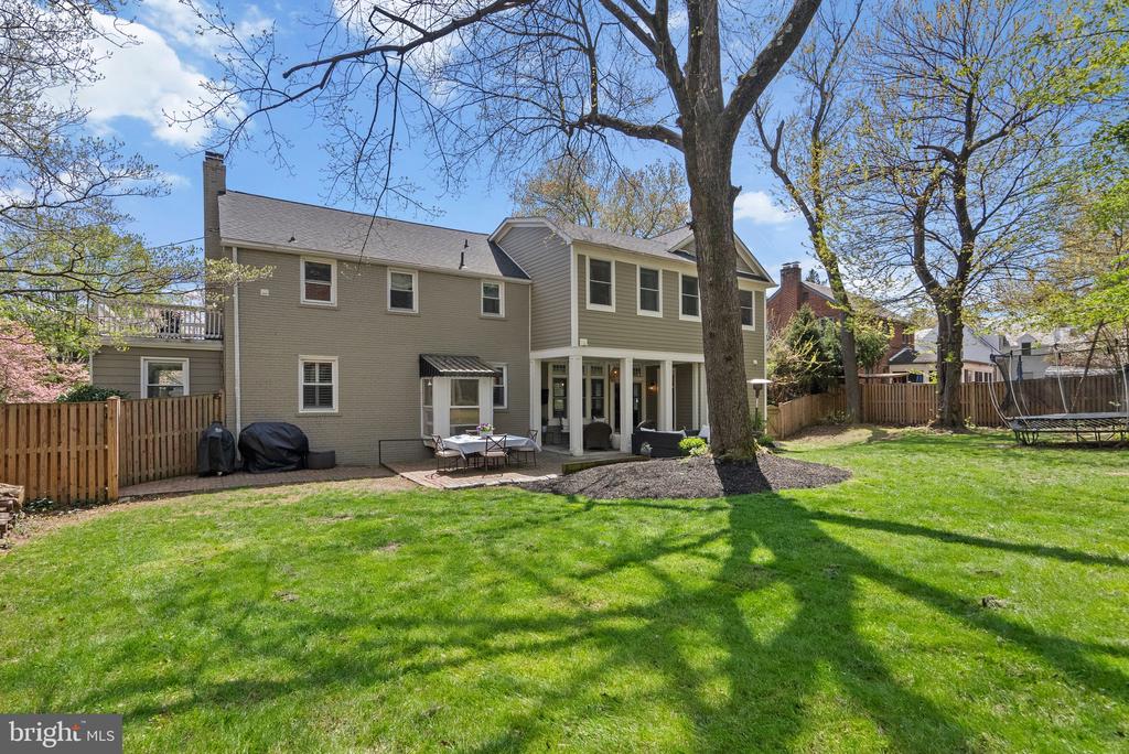 221 WILLIAMSBURG DRIVE