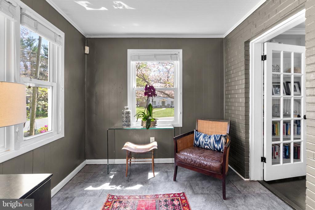 221 WILLIAMSBURG DRIVE