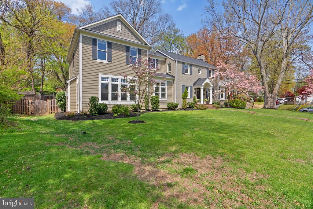 221 WILLIAMSBURG DRIVE