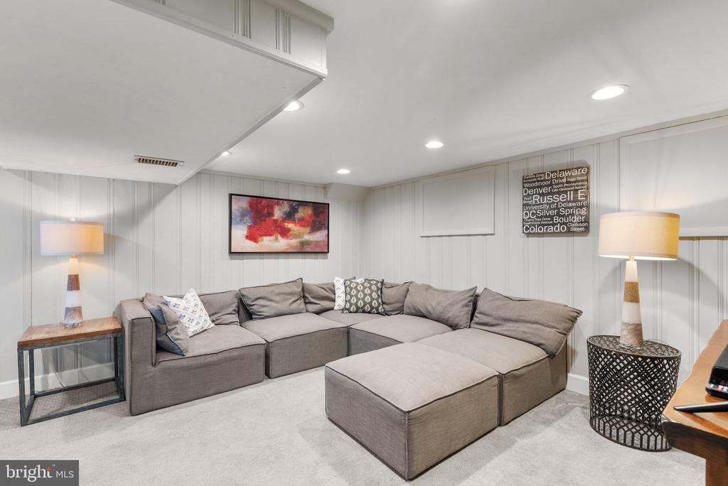 221 WILLIAMSBURG DRIVE