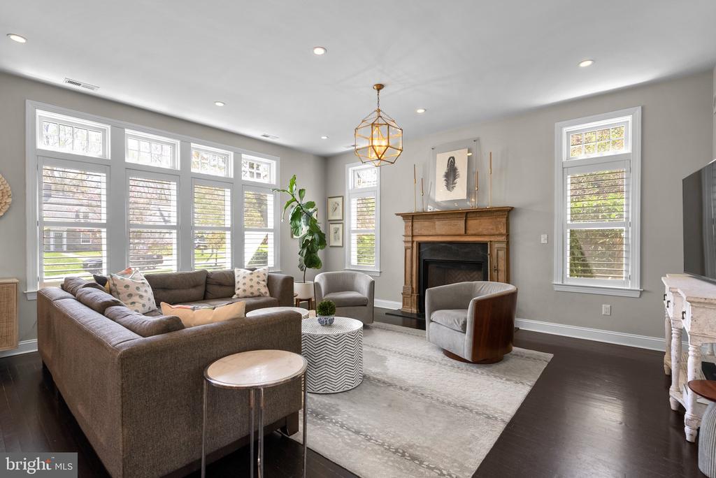 221 WILLIAMSBURG DRIVE