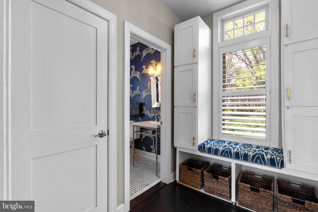 221 WILLIAMSBURG DRIVE