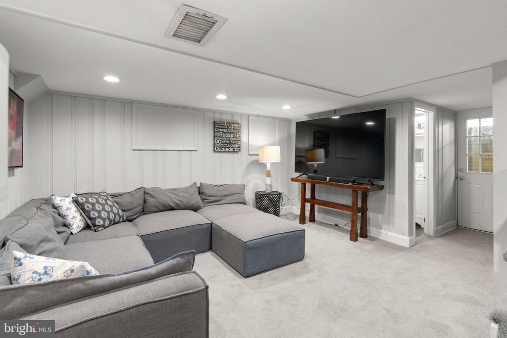221 WILLIAMSBURG DRIVE
