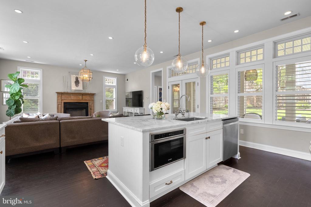 221 WILLIAMSBURG DRIVE