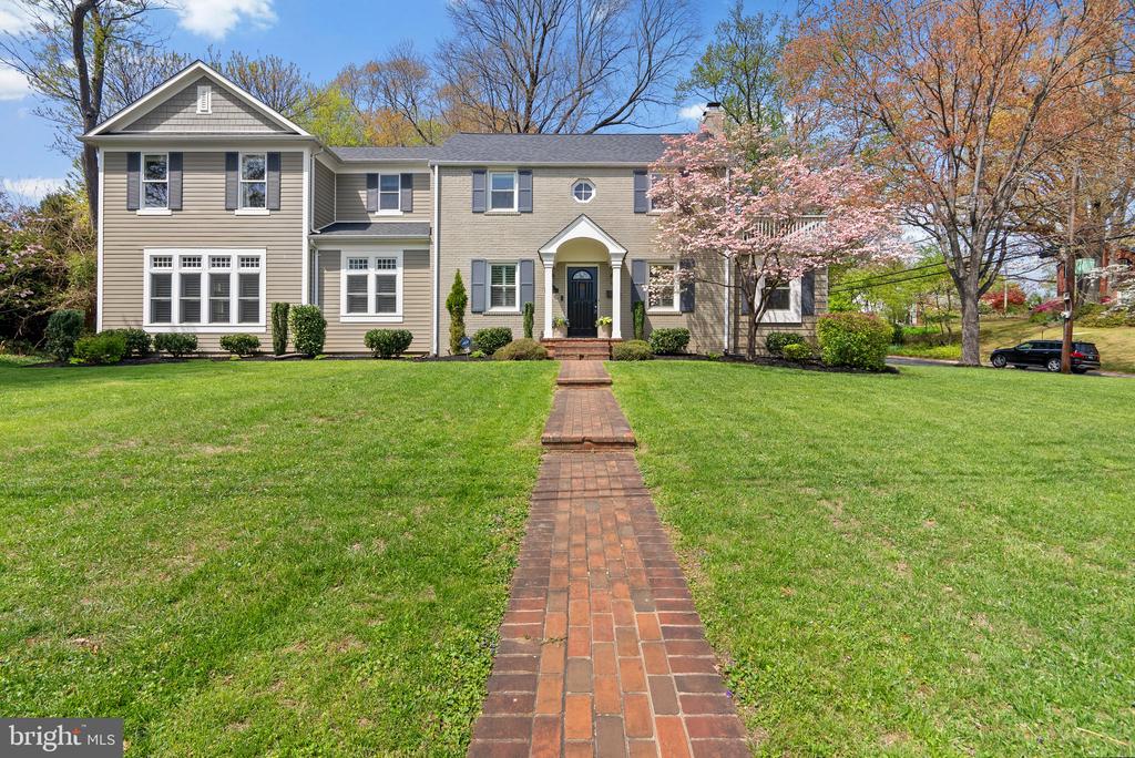 221 WILLIAMSBURG DRIVE
