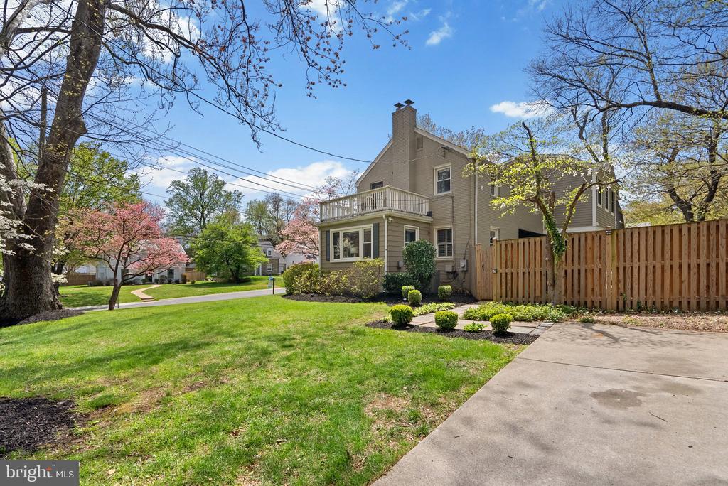 221 WILLIAMSBURG DRIVE