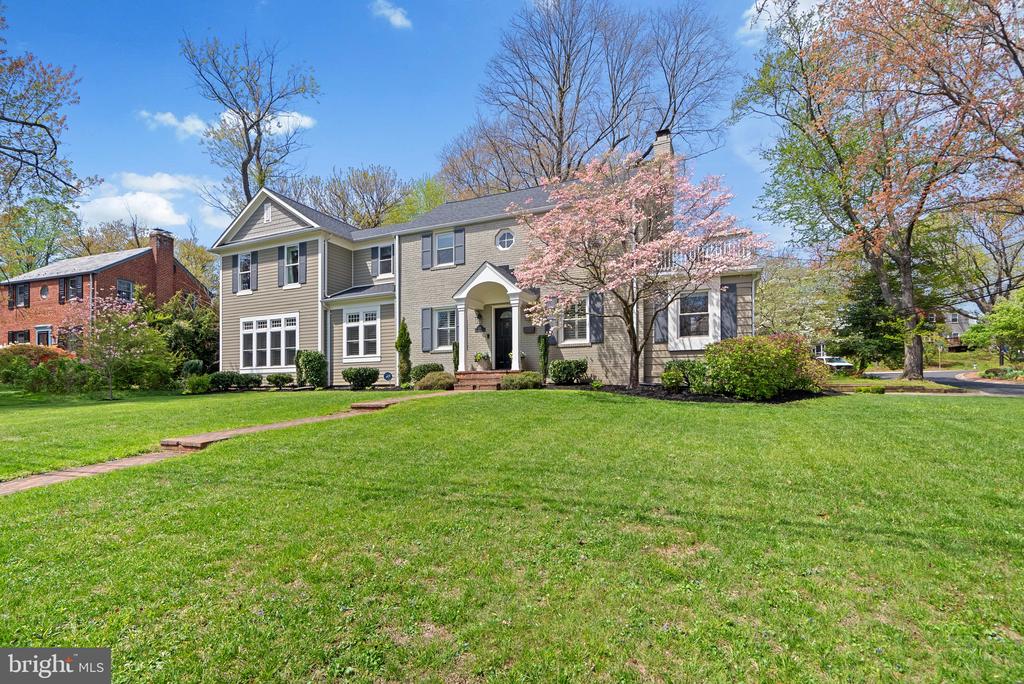 221 WILLIAMSBURG DRIVE