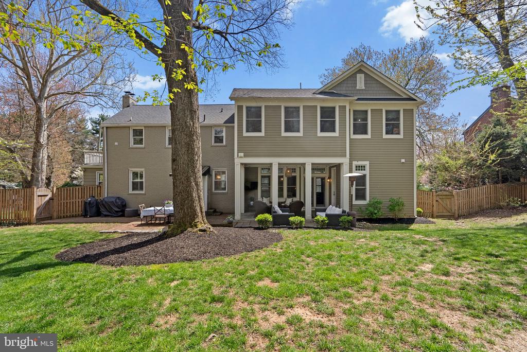 221 WILLIAMSBURG DRIVE