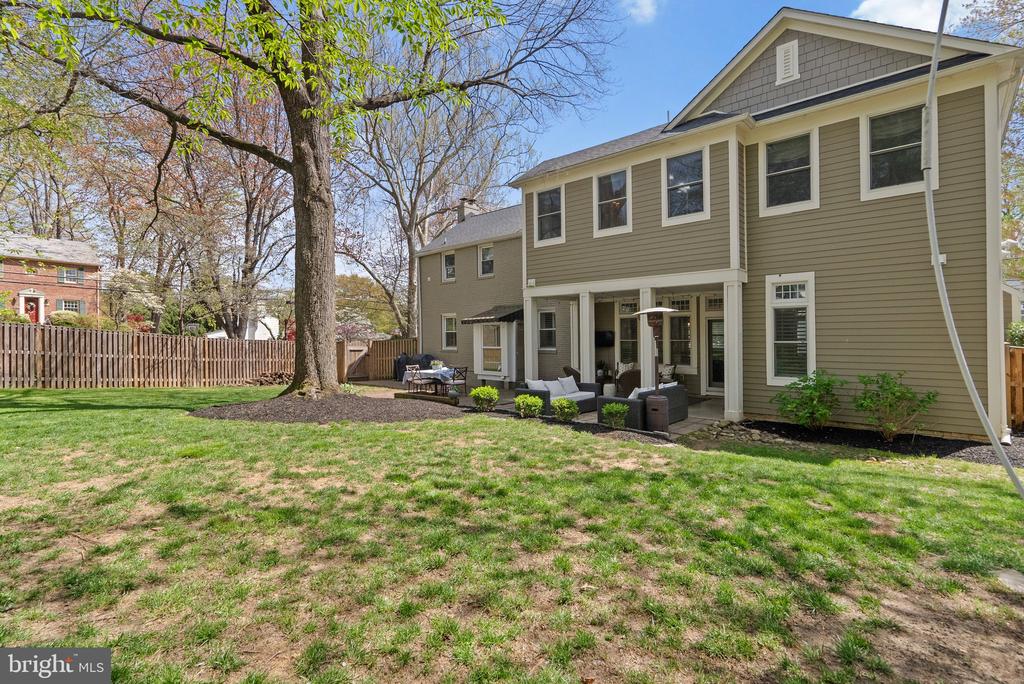 221 WILLIAMSBURG DRIVE