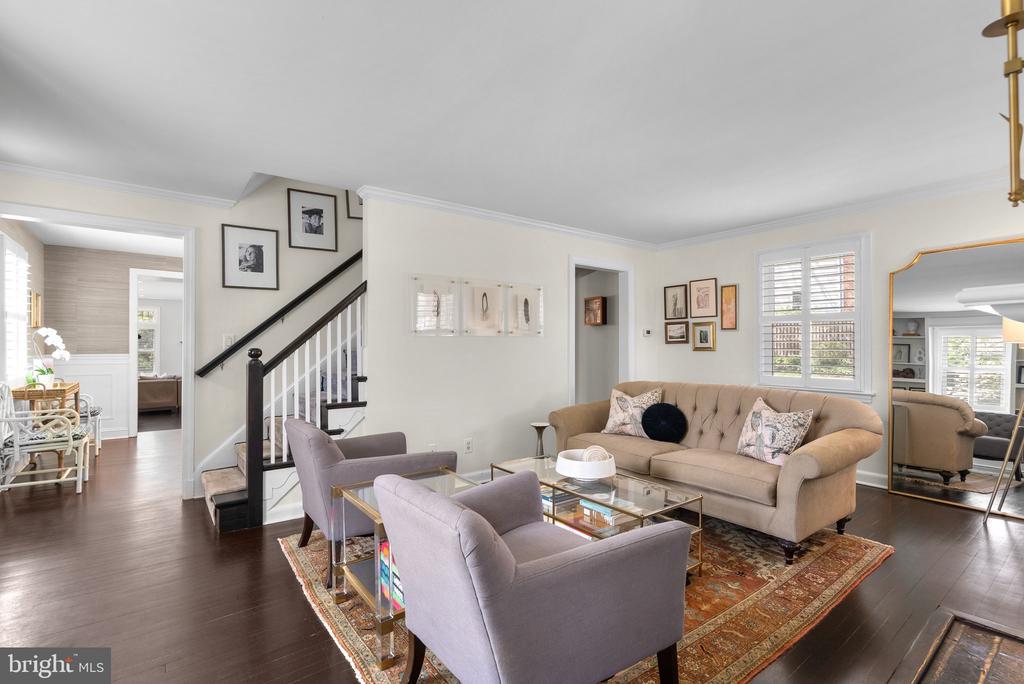 221 WILLIAMSBURG DRIVE