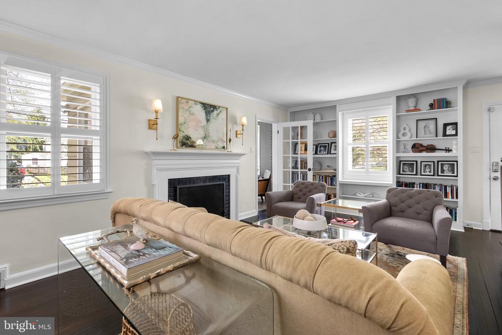 221 WILLIAMSBURG DRIVE