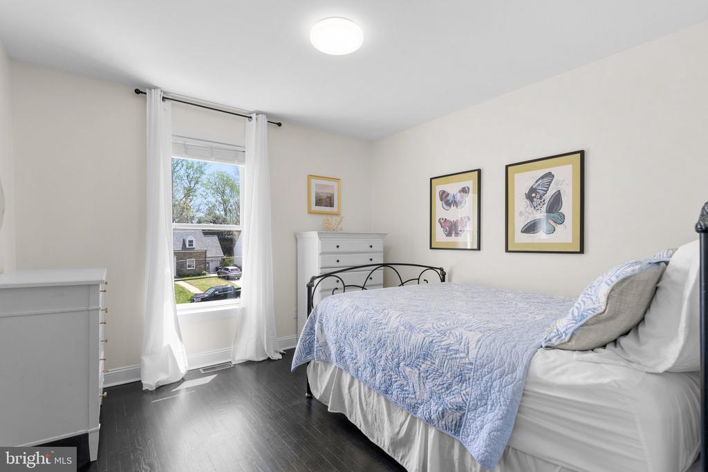 221 WILLIAMSBURG DRIVE