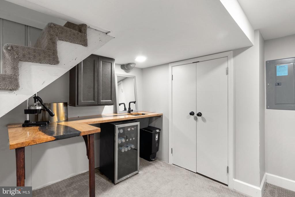 221 WILLIAMSBURG DRIVE