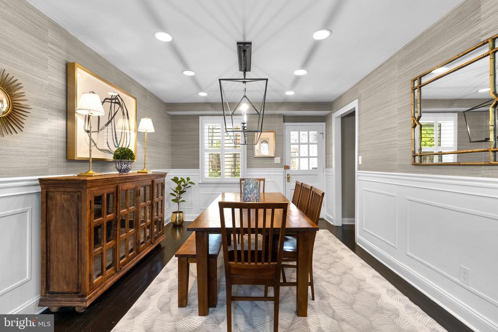 221 WILLIAMSBURG DRIVE