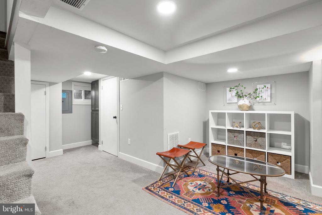 221 WILLIAMSBURG DRIVE