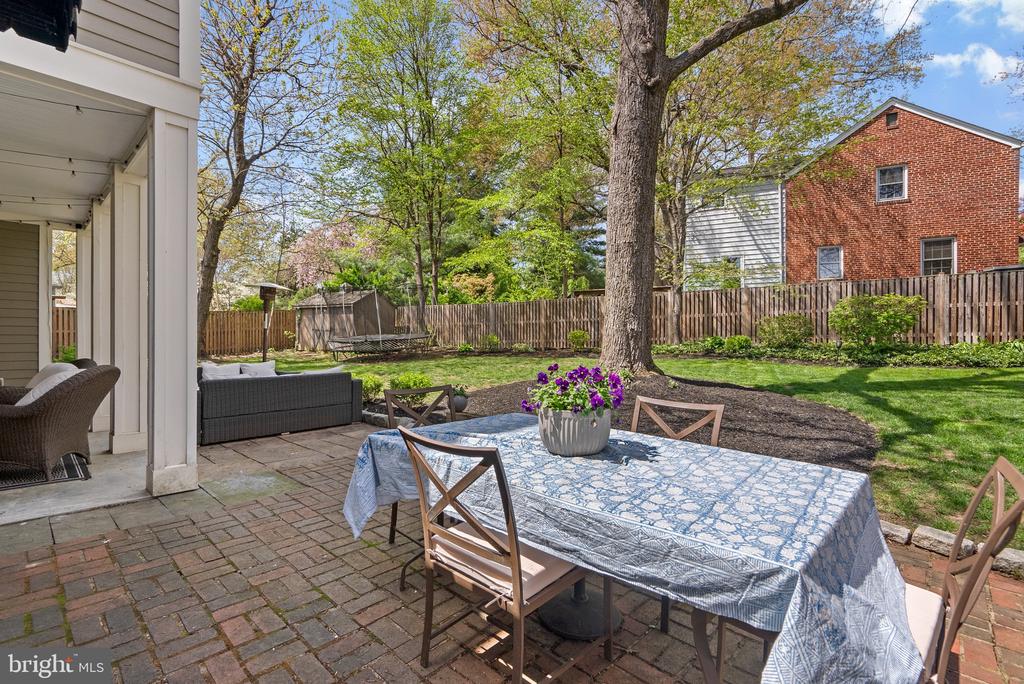 221 WILLIAMSBURG DRIVE