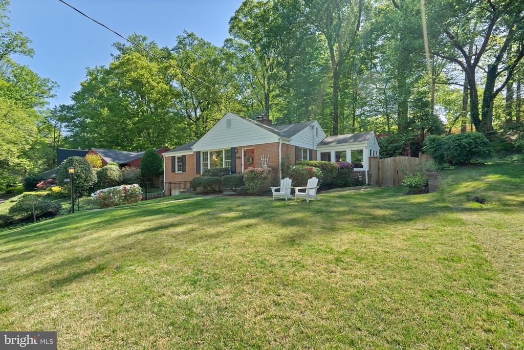 415 HILLMOOR DRIVE