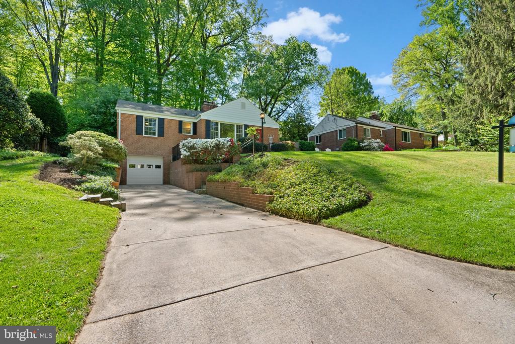 415 HILLMOOR DRIVE