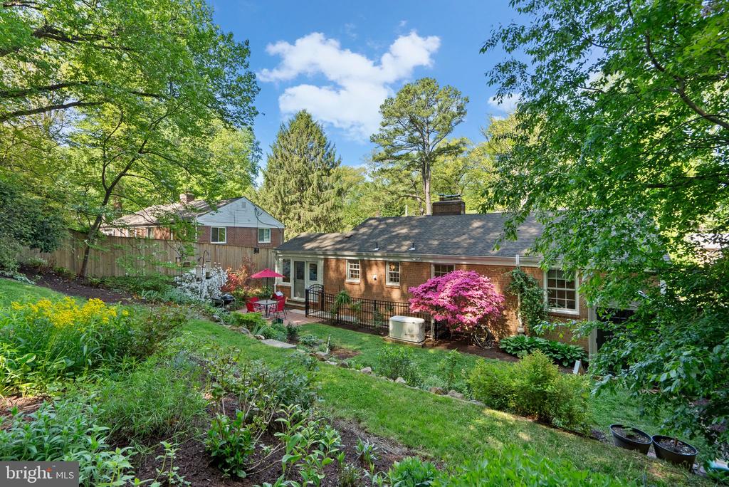 415 HILLMOOR DRIVE