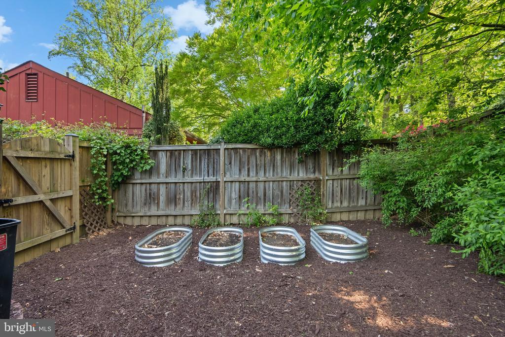 415 HILLMOOR DRIVE