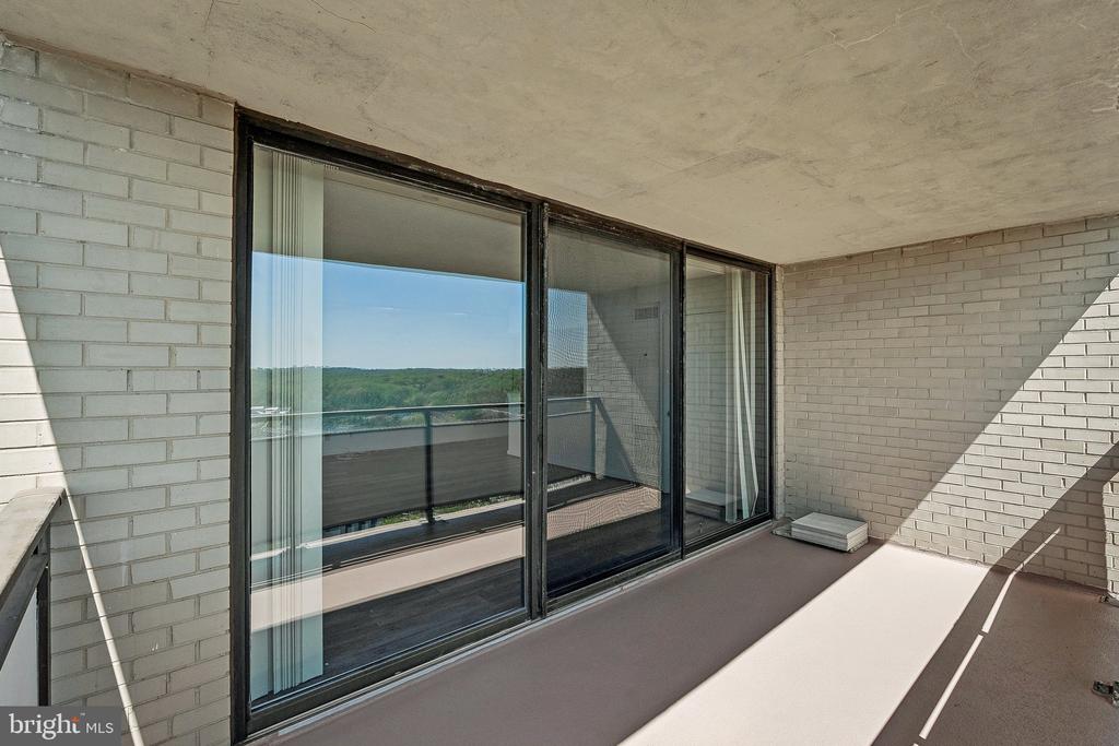 5225 POOKS HILL ROAD Unit: 1728S