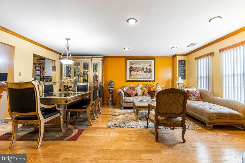 3718 AMSTERDAM TERRACE Unit: 8-82