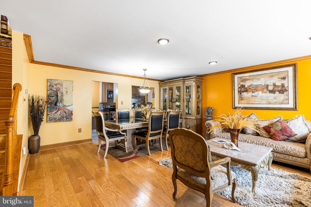 3718 AMSTERDAM TERRACE Unit: 8-82