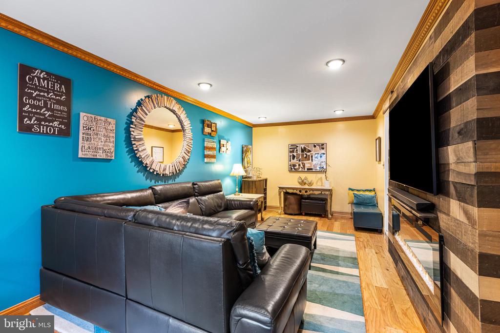 3718 AMSTERDAM TERRACE Unit: 8-82
