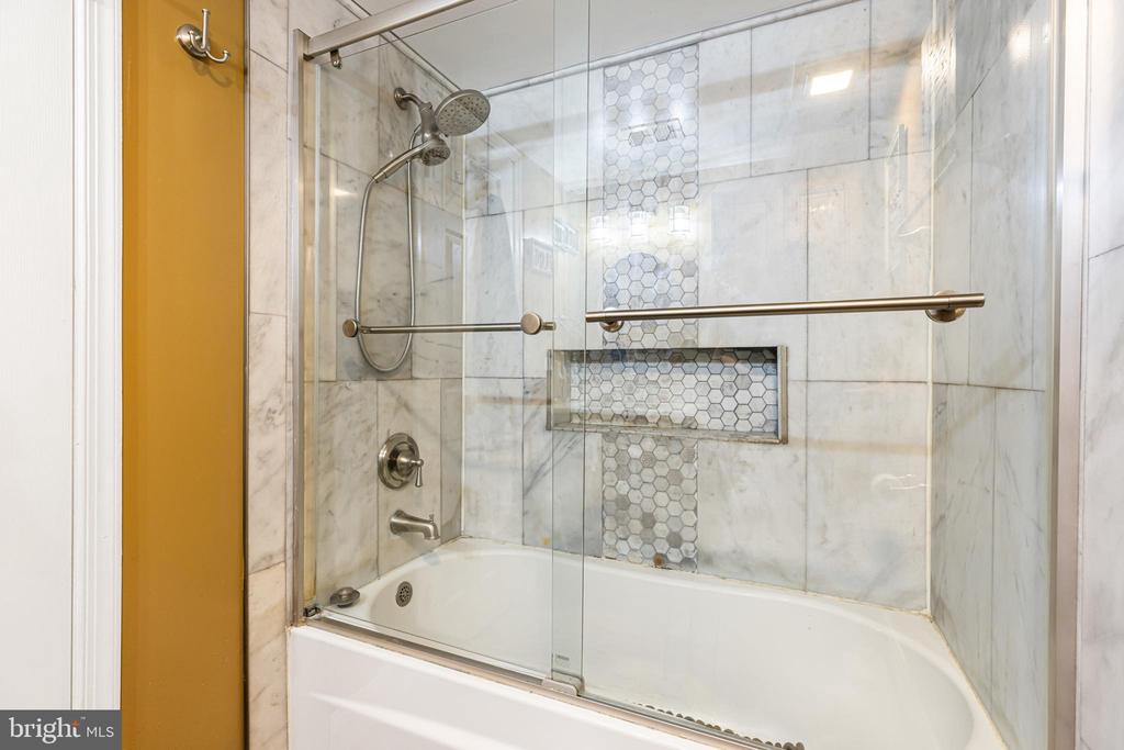 3718 AMSTERDAM TERRACE Unit: 8-82