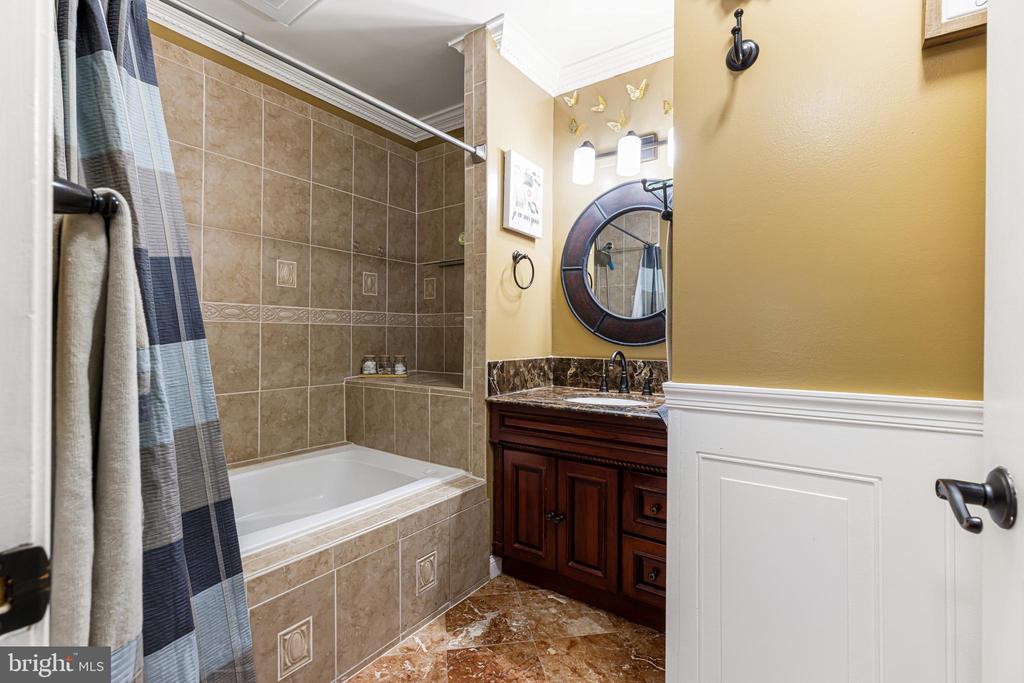 3718 AMSTERDAM TERRACE Unit: 8-82